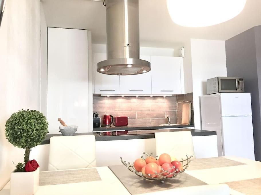 Modern And Peaceful Flat With Terrace And Parking