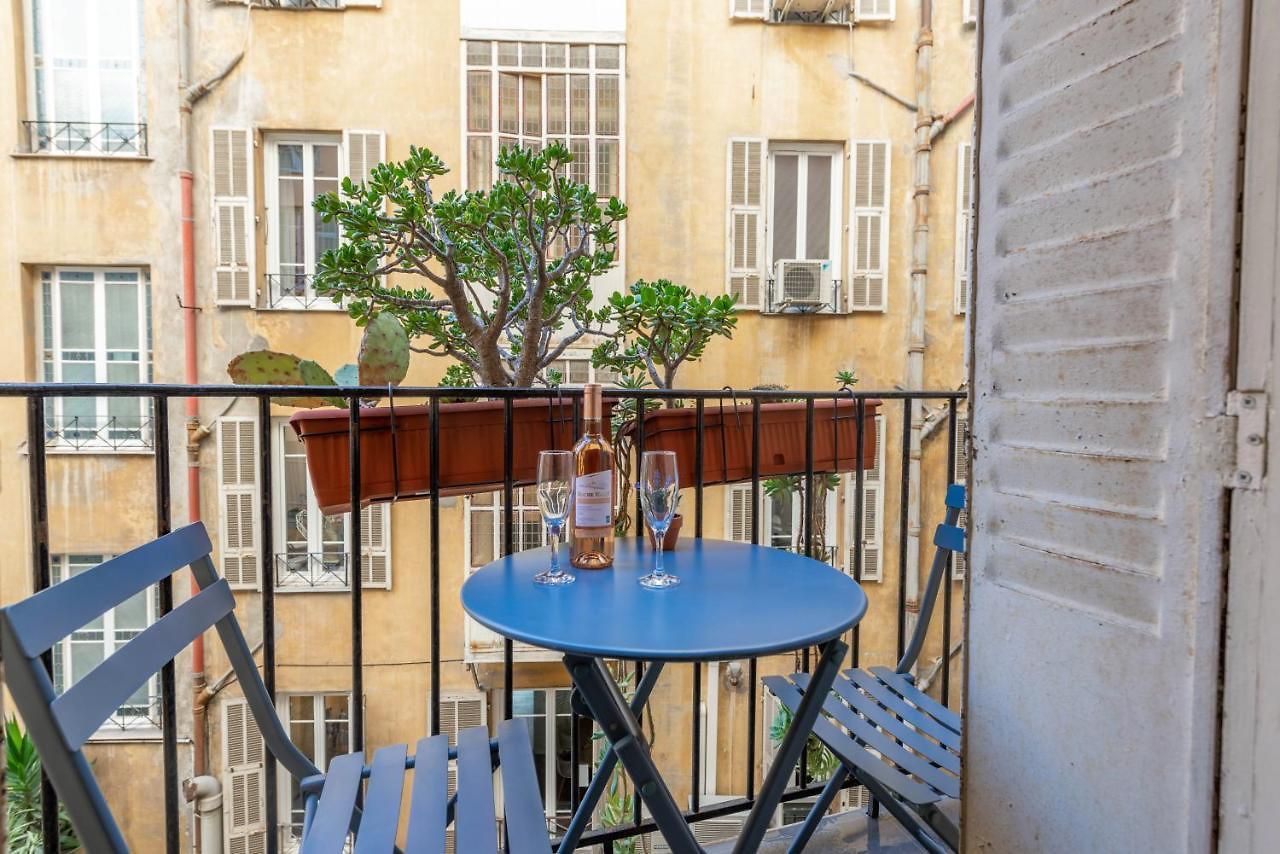 Art Deco Flat 45 M² Apartment *