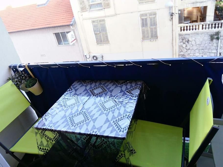 Avec Balcon à 7 Min Du Port Et De Garibaldi *