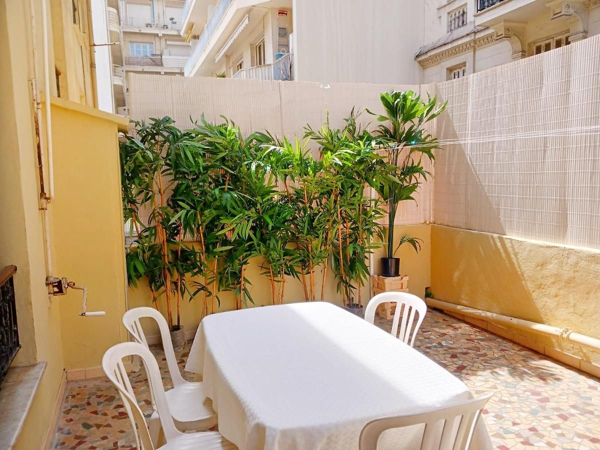 Large 2br Sunny 20 Meter Terrace Parking Shops Appartement