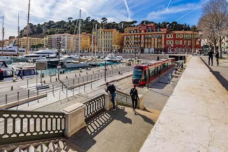 Appartement à Proximité Du Port De *