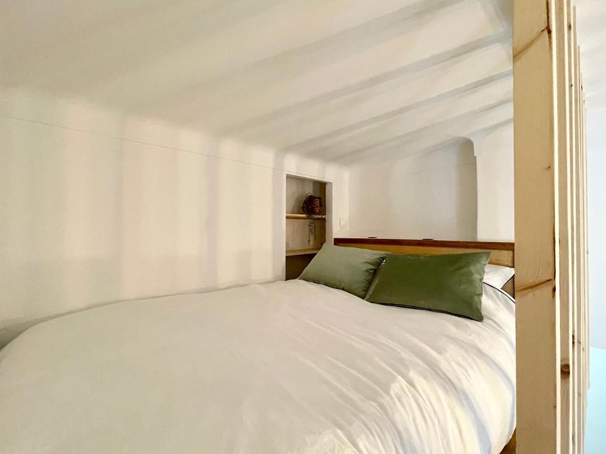 Cosy Cocoon - 2 To 4 Travelers. * Nice