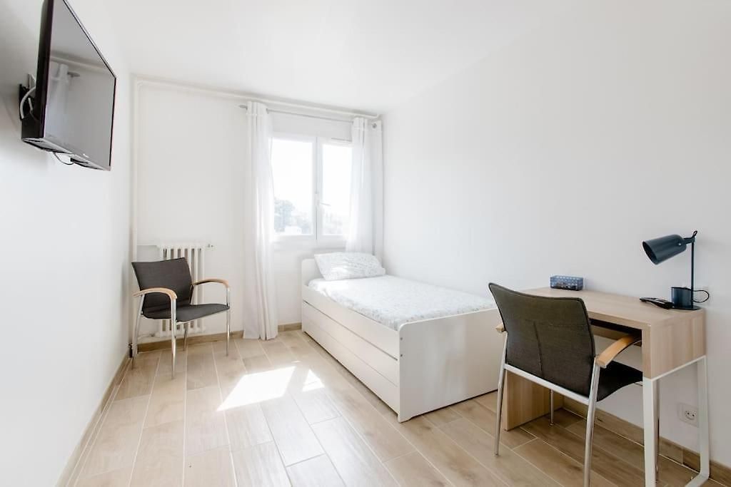 Private In Renovated - Tram 1 Min Walk Séjour chez l'habitant