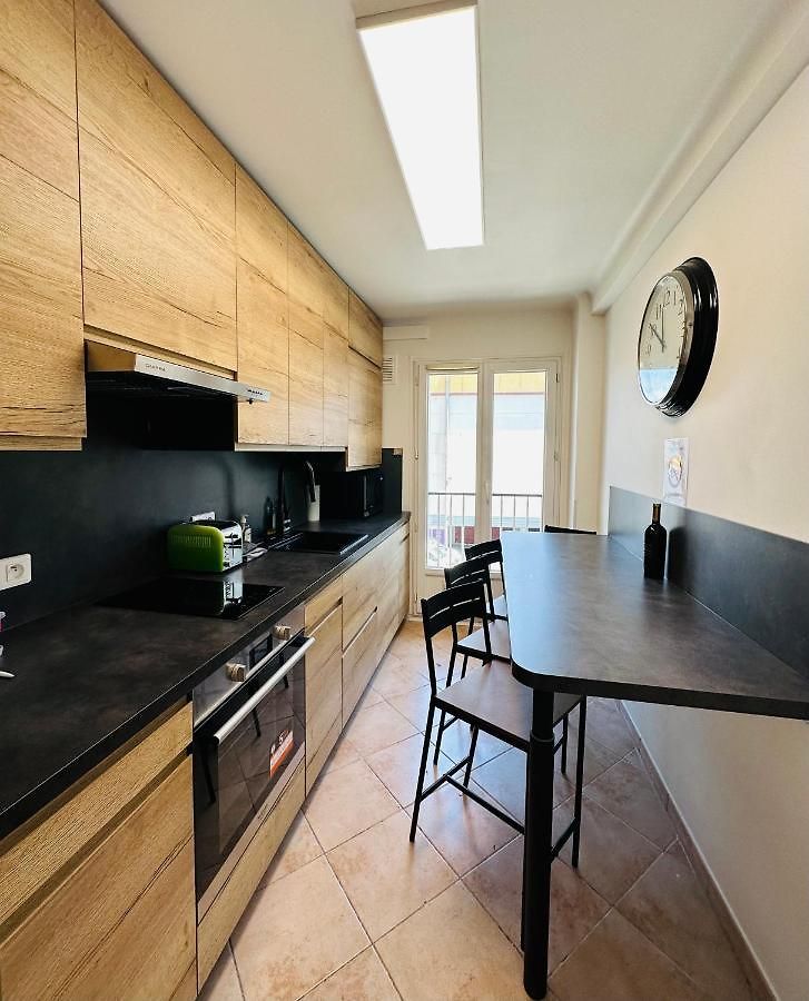 The - 3 Rooms, 3air Cond, 3tv, 3fans, 2 Wc, Wifi Everywhere 5min Aeroport, Train, Beach, 1min Tram, 15 Min Centre, Port, Parking Possible * Nice