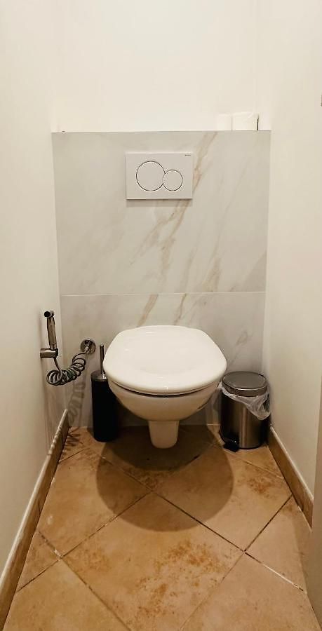 Appartement The - 3 Rooms, 3air Cond, 3tv, 3fans, 2 Wc, Wifi Everywhere 5min Aeroport, Train, Beach, 1min Tram, 15 Min Centre, Port, Parking Possible