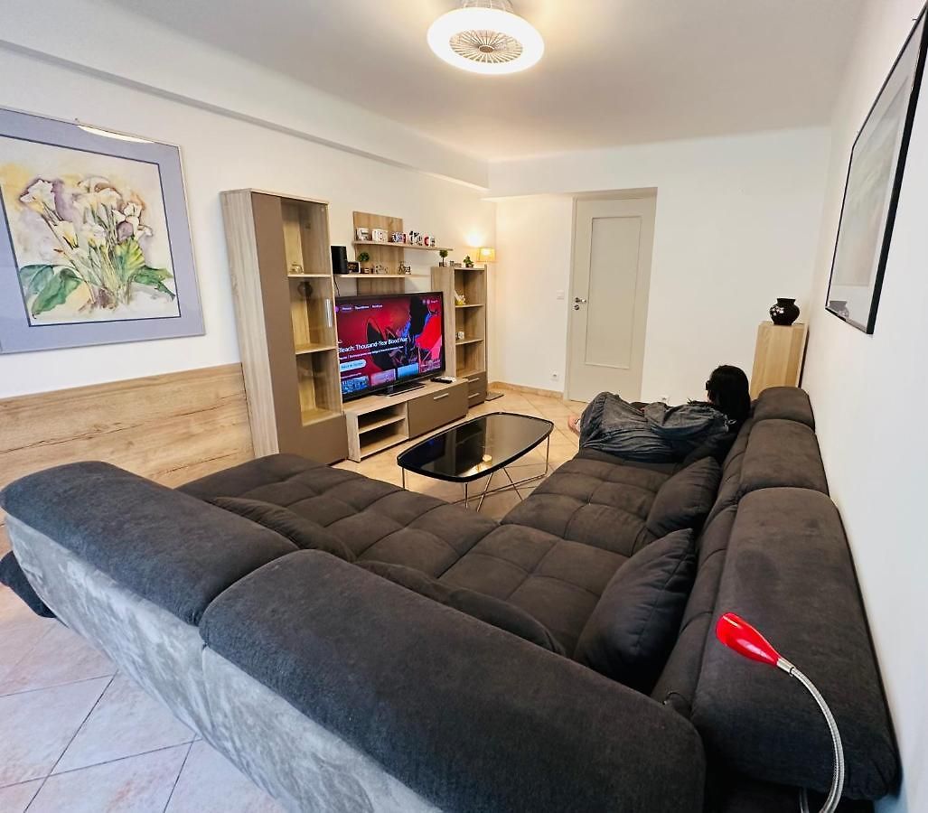 Appartement The - 3 Rooms, 3air Cond, 3tv, 3fans, 2 Wc, Wifi Everywhere 5min Aeroport, Train, Beach, 1min Tram, 15 Min Centre, Port, Parking Possible *