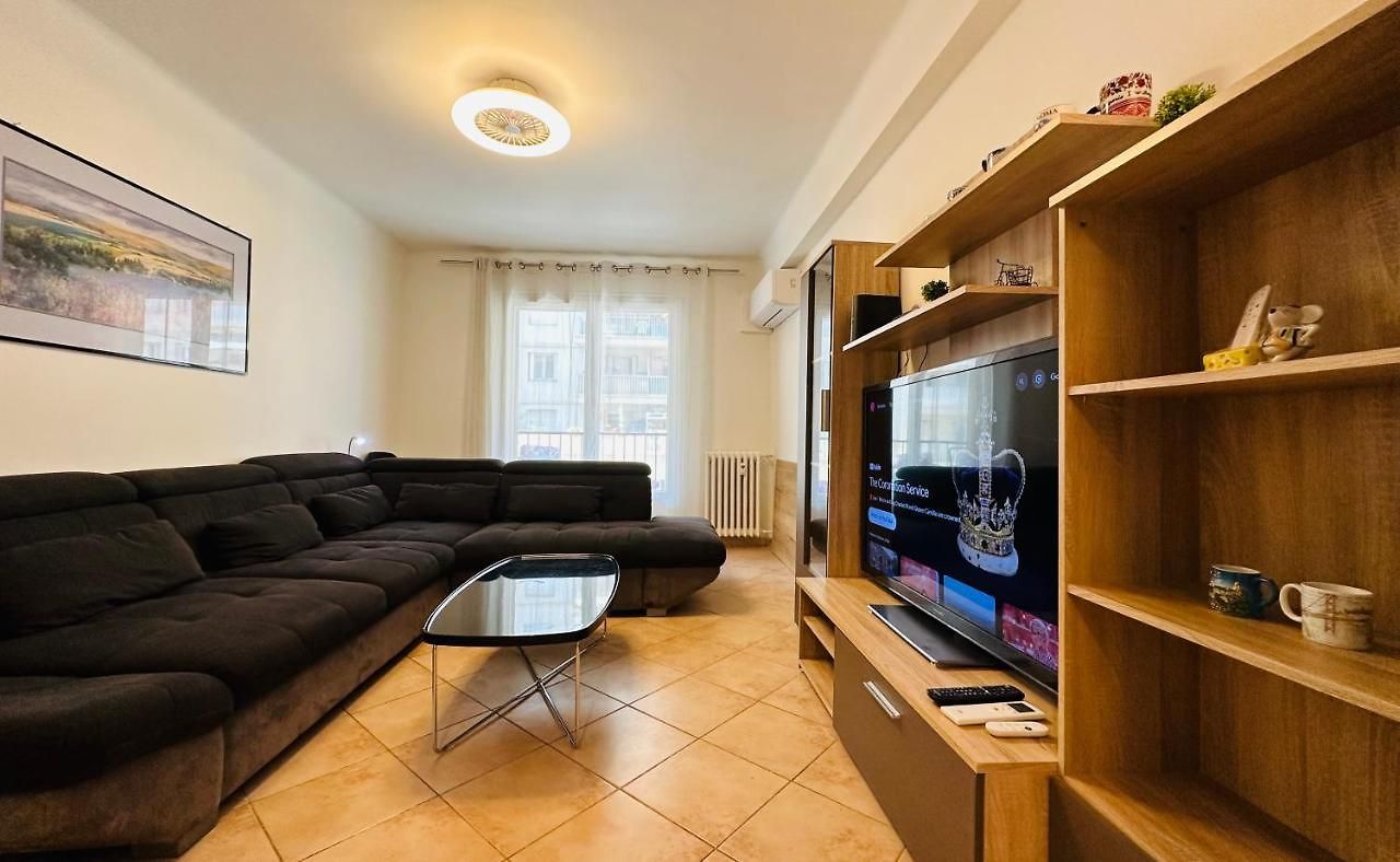 The - 3 Rooms, 3air Cond, 3tv, 3fans, 2 Wc, Wifi Everywhere 5min Aeroport, Train, Beach, 1min Tram, 15 Min Centre, Port, Parking Possible *