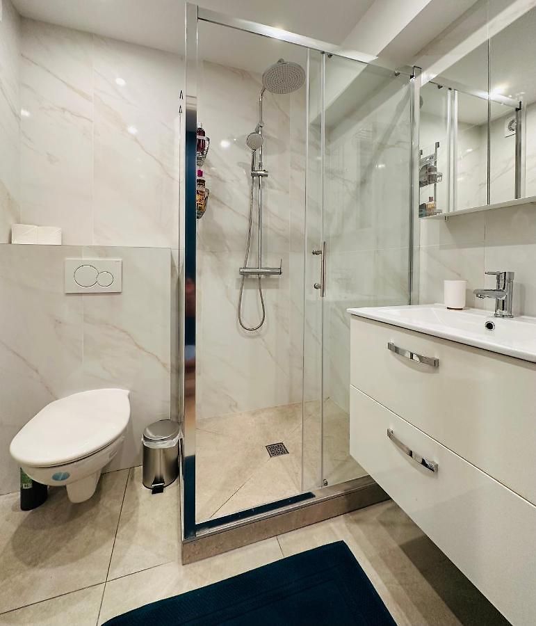 Appartement The - 3 Rooms, 3air Cond, 3tv, 3fans, 2 Wc, Wifi Everywhere 5min Aeroport, Train, Beach, 1min Tram, 15 Min Centre, Port, Parking Possible Nice