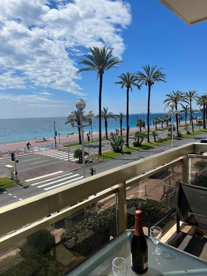 Appartement Beachfront And Sea View Entire 2 Crossing With Parking 4 Beds Two Double Bed And 2 Single Bed With 2 Sea View Balconies In Promenade Des Anglais Street 2 Bathroom 3 Wc With 40 Meters From The Beach With Perfect Air Conditioner Cooler *
