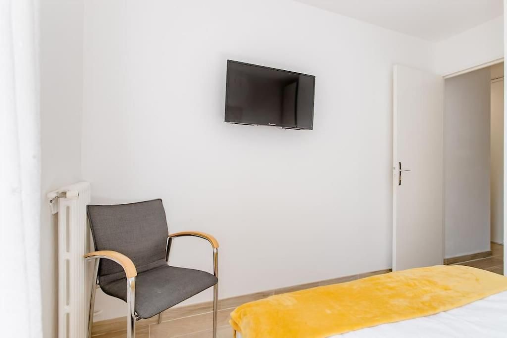 Séjour chez l'habitant Private In Renovated - Tram 1 Min Walk *