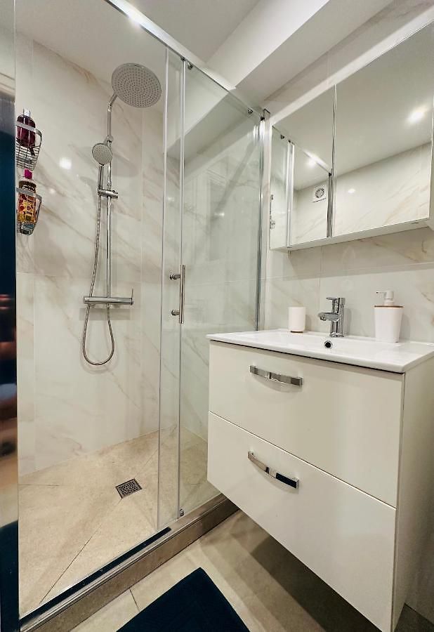 The - 3 Rooms, 3air Cond, 3tv, 3fans, 2 Wc, Wifi Everywhere 5min Aeroport, Train, Beach, 1min Tram, 15 Min Centre, Port, Parking Possible Appartement *