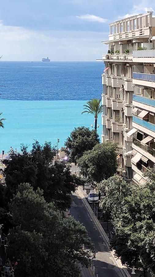 Pretty Flat, 100m Promenade In City Center