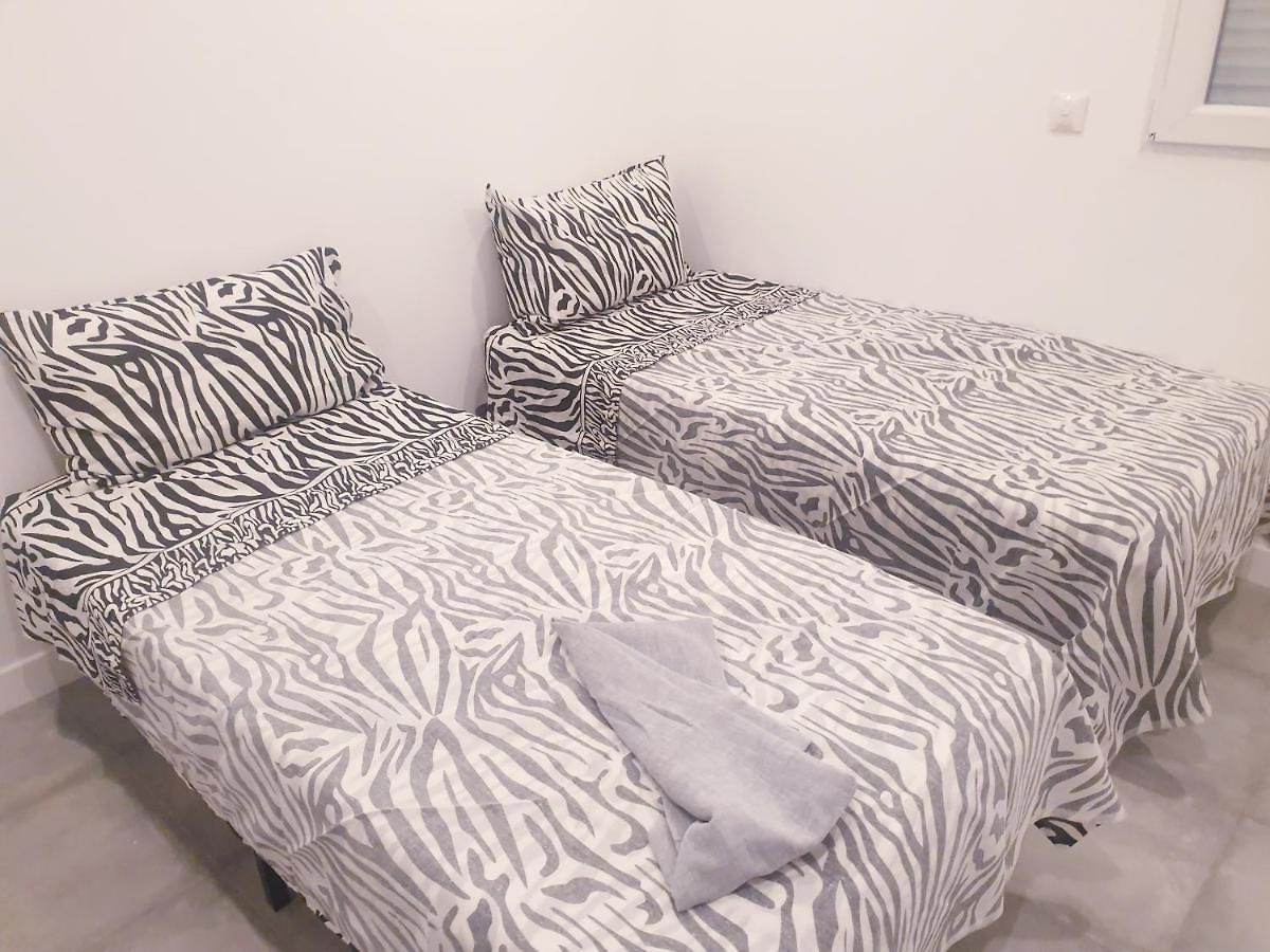 Renove 2023 Proche Aeroport 5min, Gare Sncf 2 Min, Tramway Au Pied De L'immeuble , Parking Possible, Renovated 2023 Near The Airport 5 Min, Train Station 2 Min, Tram Next To The Building 1 Min, Parking Possible *
