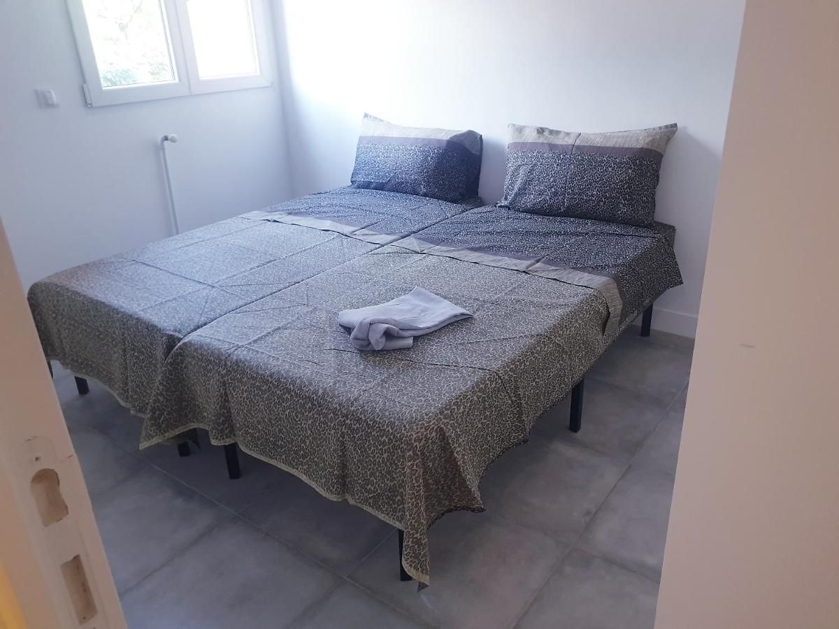 Appartement Renove 2023 Proche Aeroport 5min, Gare Sncf 2 Min, Tramway Au Pied De L'immeuble , Parking Possible, Renovated 2023 Near The Airport 5 Min, Train Station 2 Min, Tram Next To The Building 1 Min, Parking Possible *