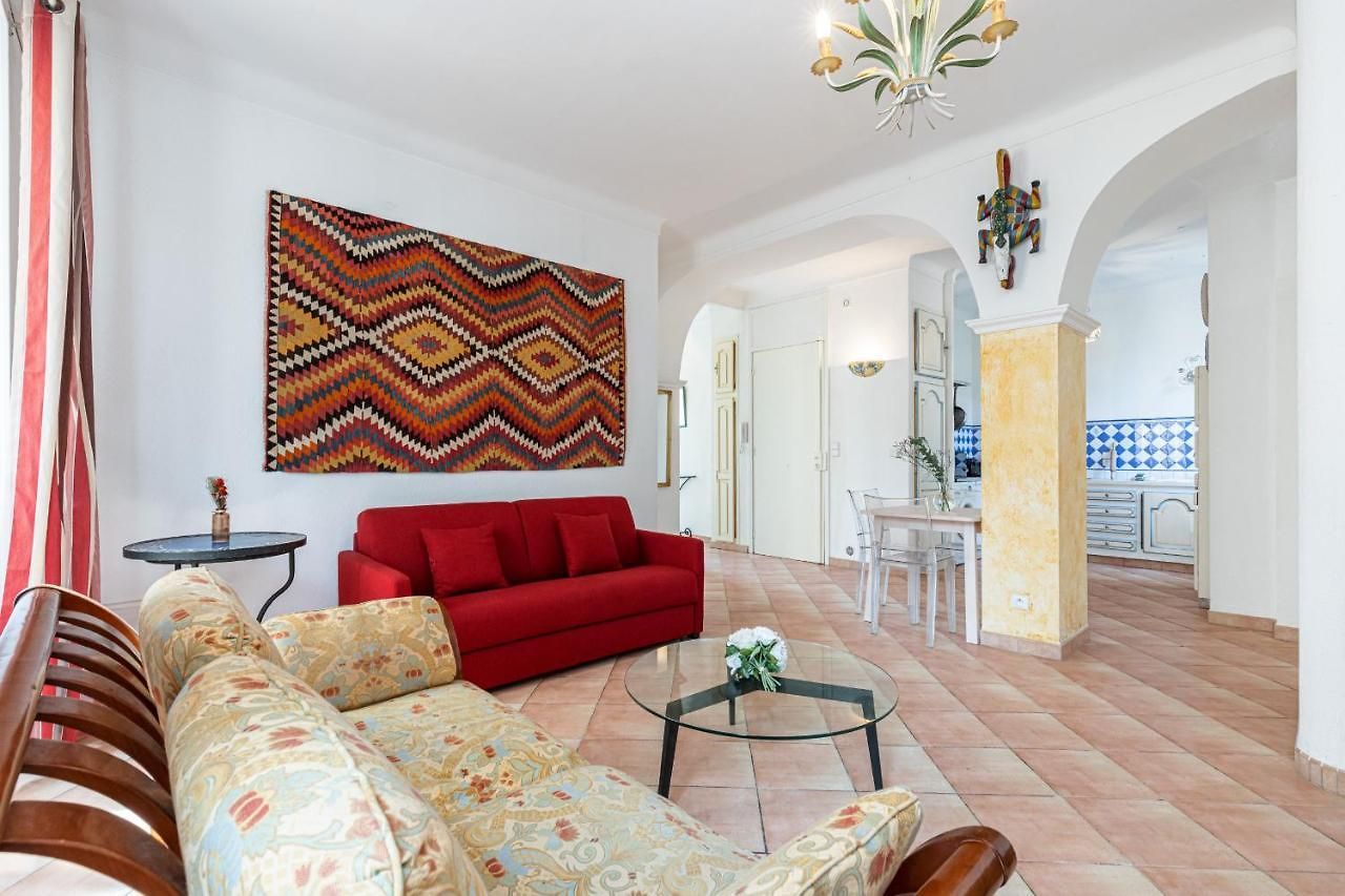 Large 2 Bdr Downtown - Ac & Terrace Apartment *