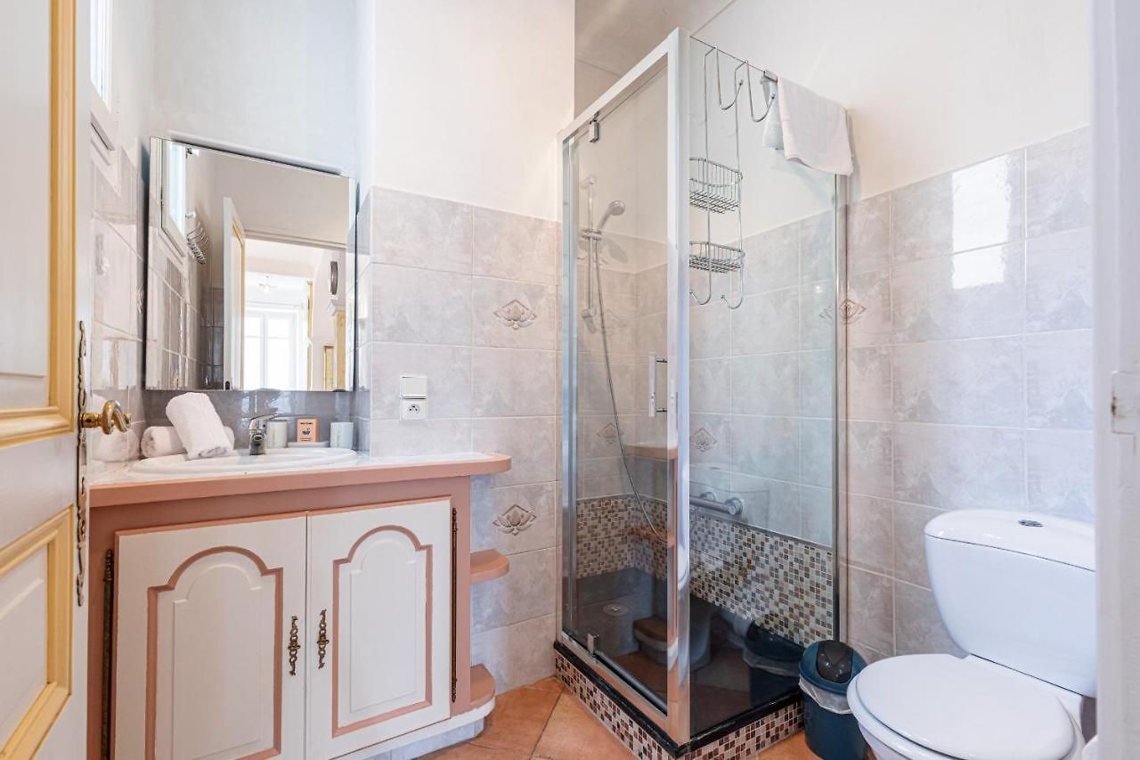 Large 2 Bdr Downtown - Ac & Terrace