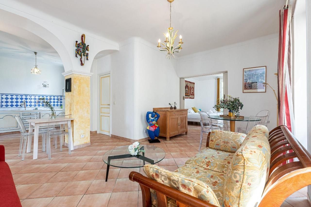 Large 2 Bdr Downtown - Ac & Terrace Apartment *
