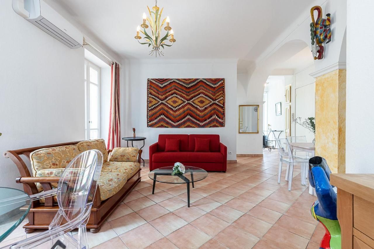 Large 2 Bdr Downtown - Ac & Terrace Apartment