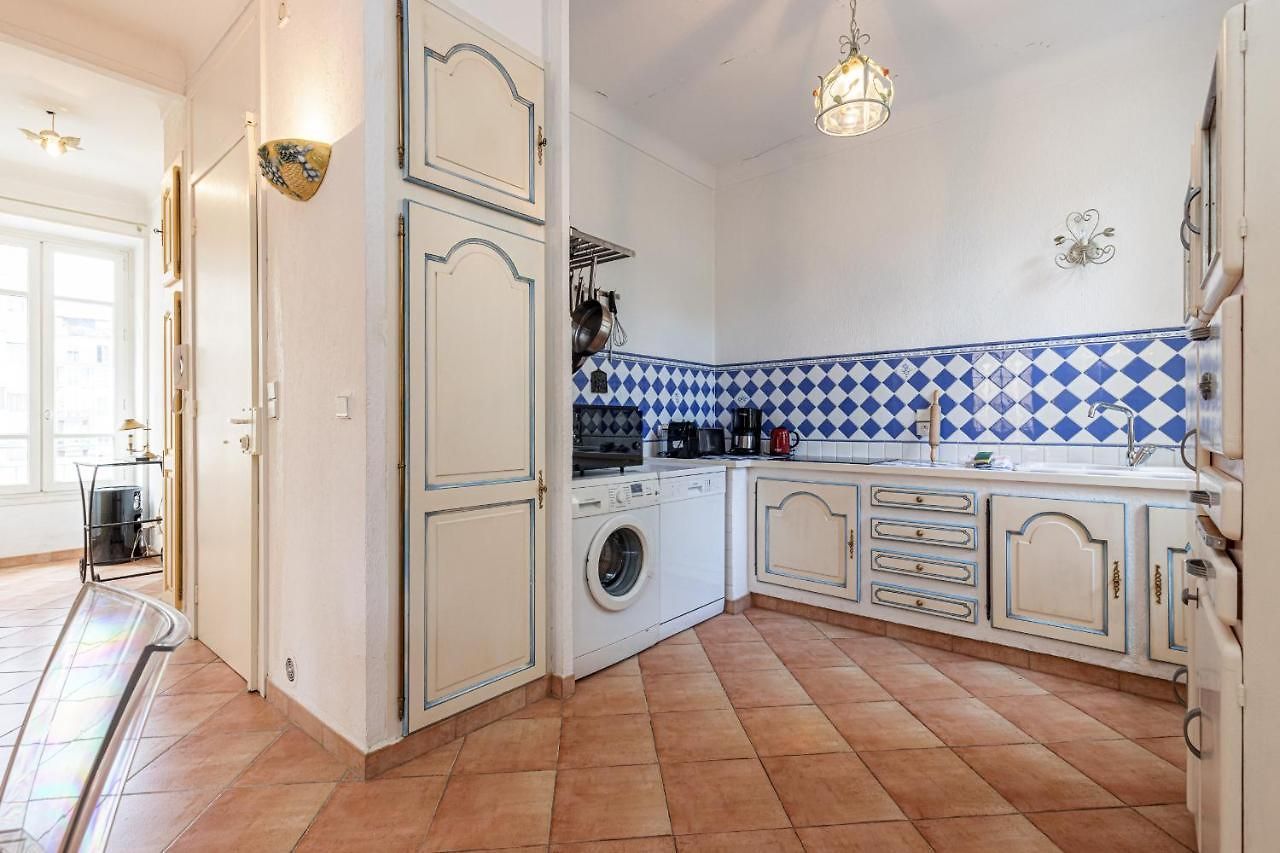 Large 2 Bdr Downtown - Ac & Terrace Apartment