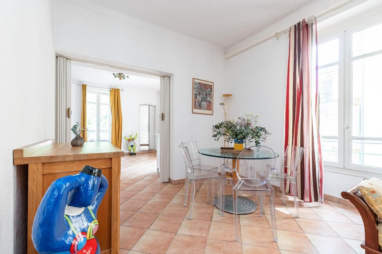 Large 2 Bdr Downtown - Ac & Terrace Apartment *