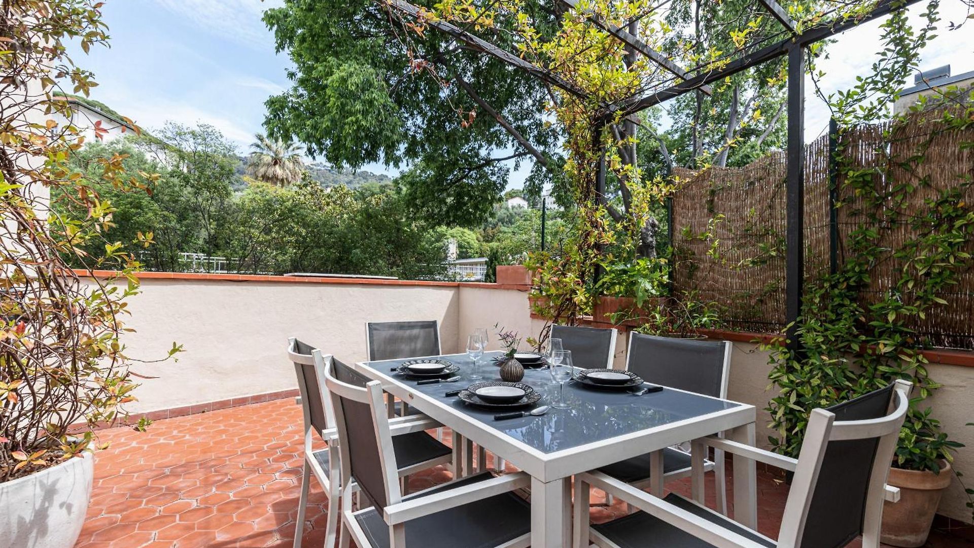 Large 2 Bdr Downtown - Ac & Terrace *