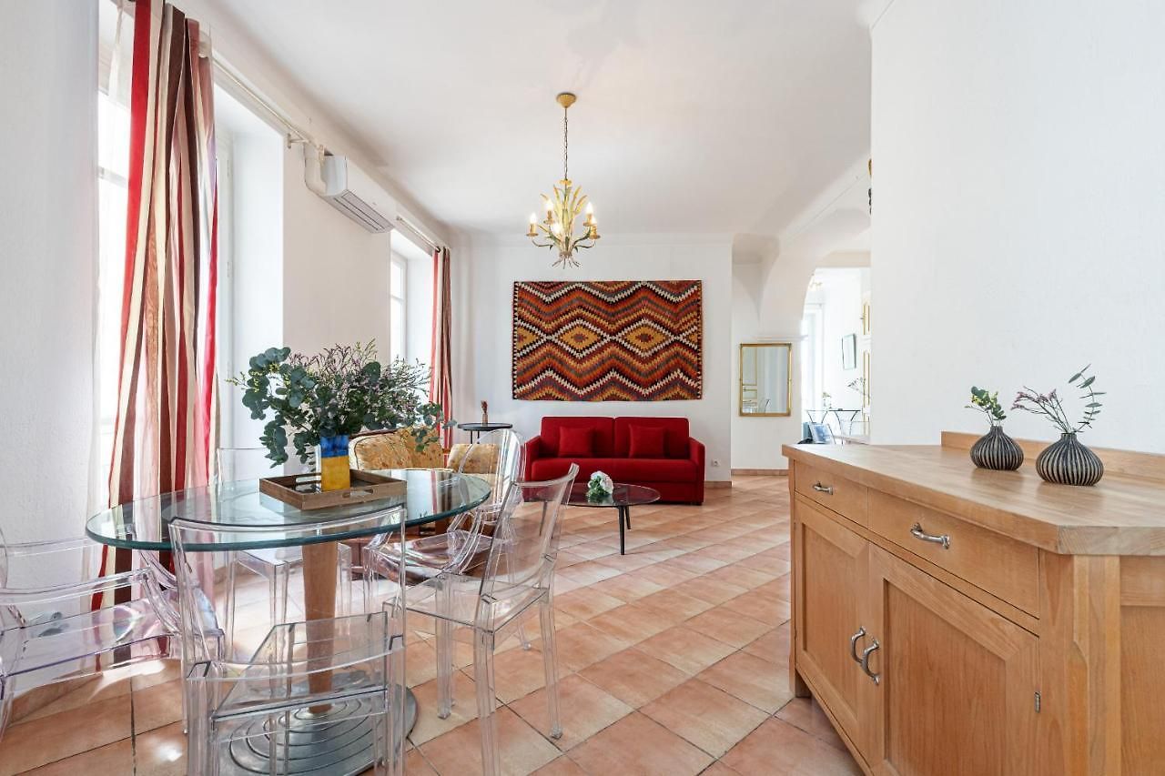 Large 2 Bdr Downtown - Ac & Terrace Nice