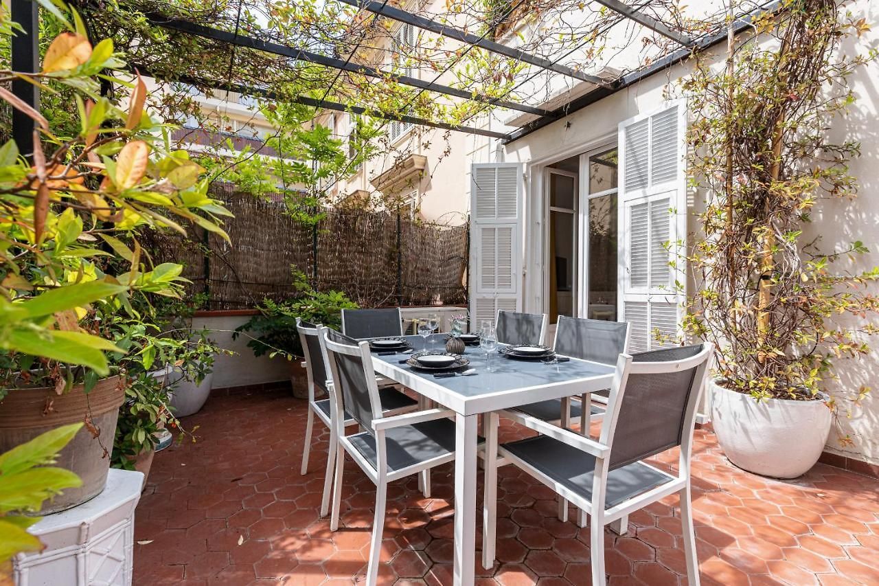 Large 2 Bdr Downtown - Ac & Terrace Apartment *