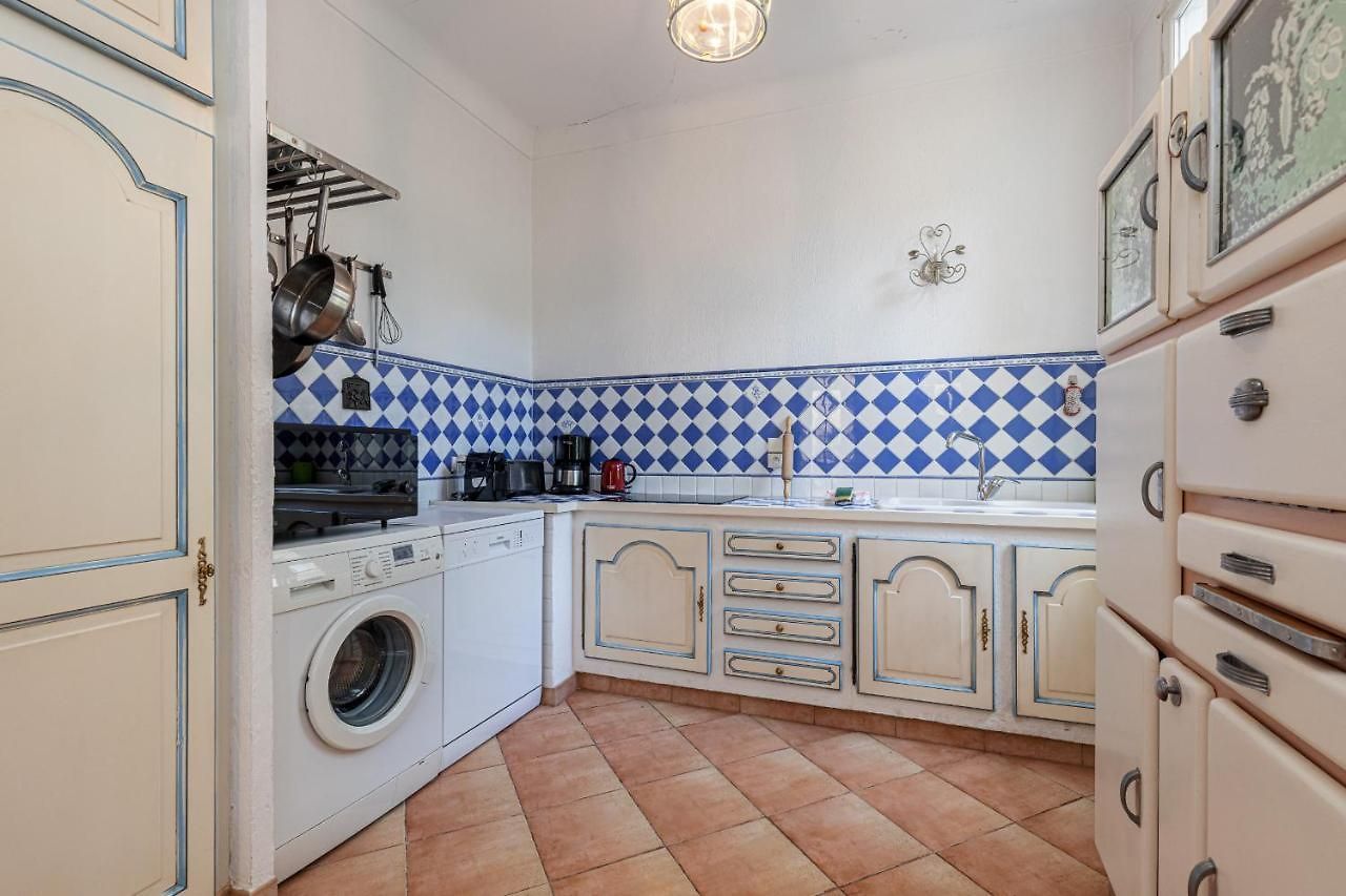 Large 2 Bdr Downtown - Ac & Terrace Apartment *