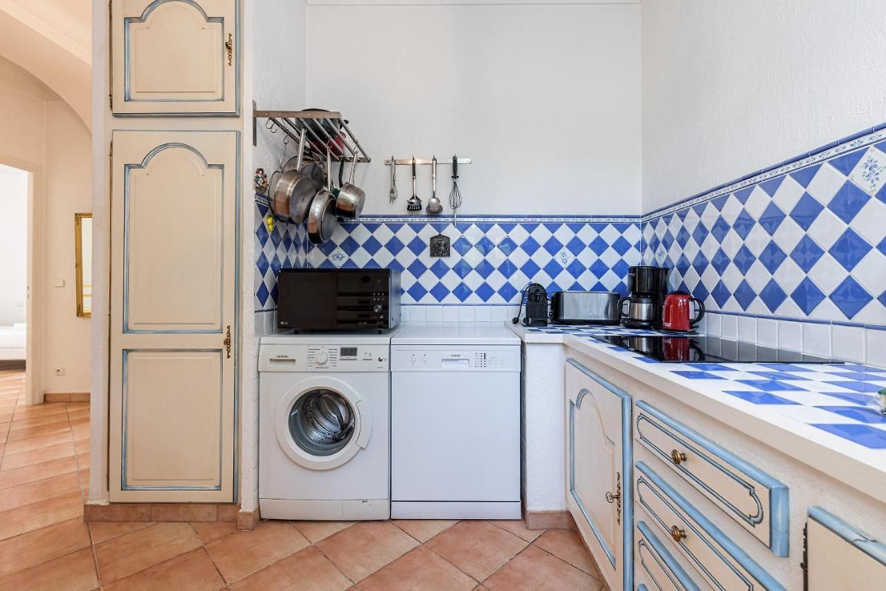 Large 2 Bdr Downtown - Ac & Terrace Apartment *