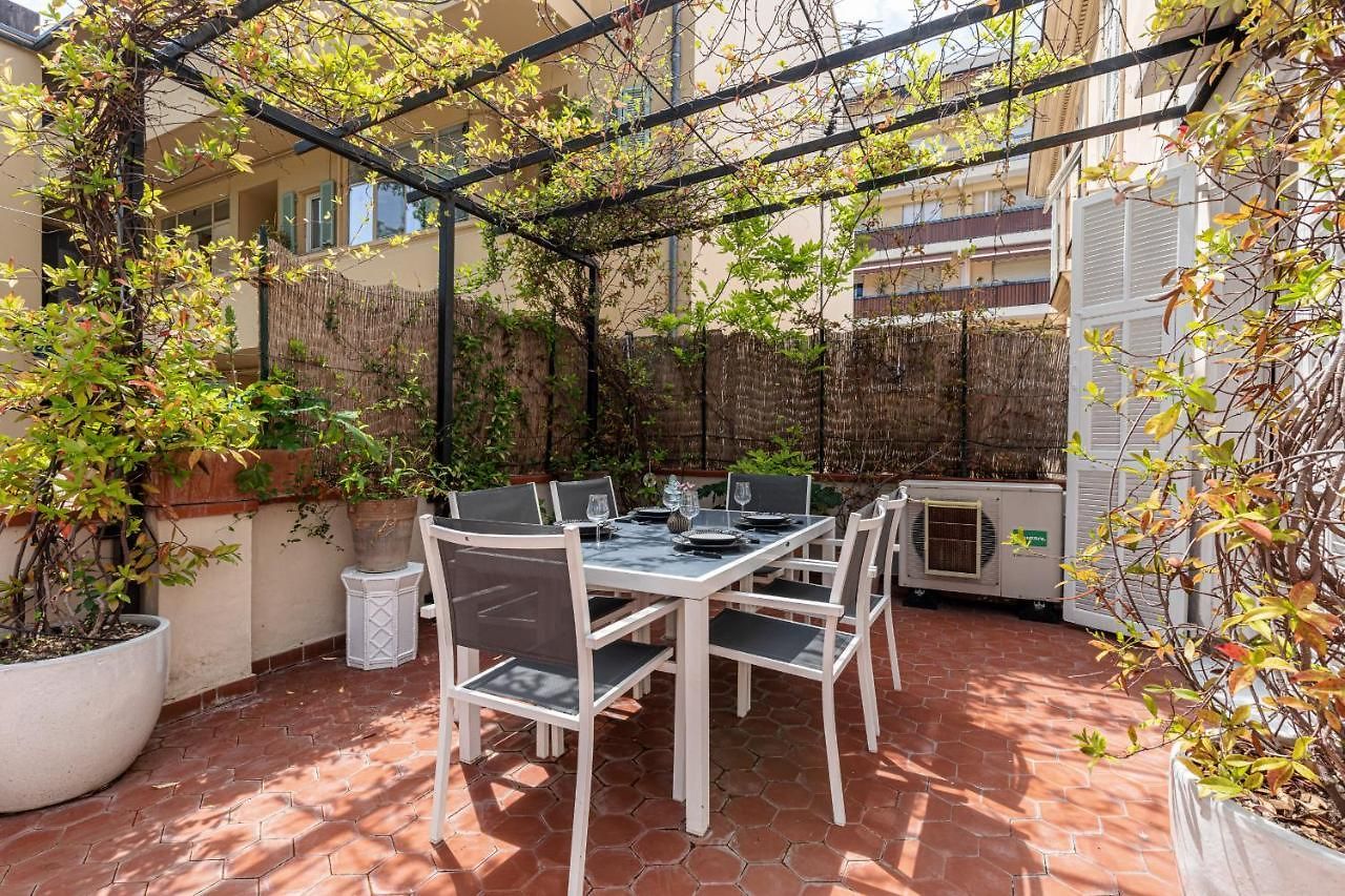 Large 2 Bdr Downtown - Ac & Terrace Nice