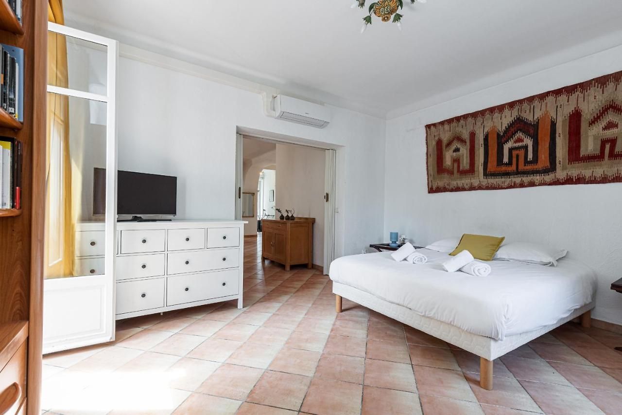 Large 2 Bdr Downtown - Ac & Terrace Nice