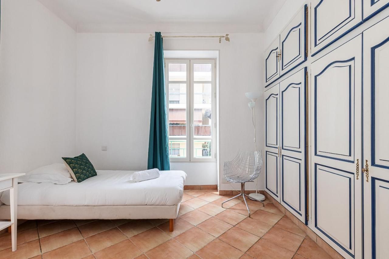 Large 2 Bdr Downtown - Ac & Terrace Apartment