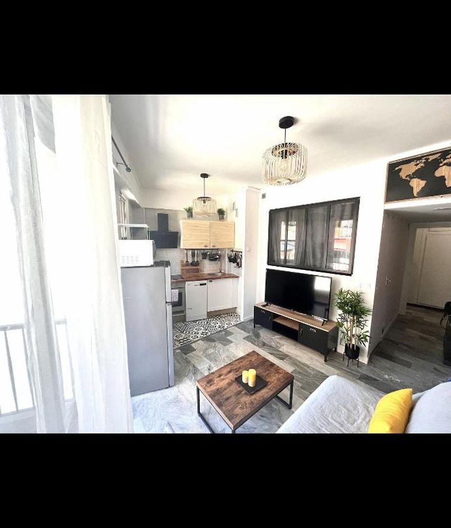 T2 Face A La Avenue De La Californie Appartement