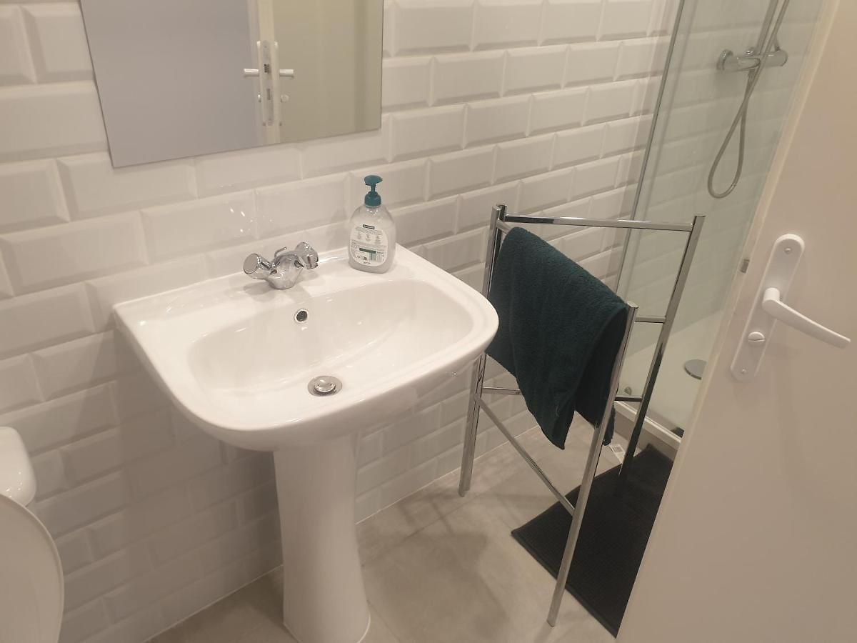 Appartement Renove 2023 Proche Aeroport 5min, Gare Sncf 2 Min, Tramway Au Pied De L'immeuble , Parking Possible, Renovated 2023 Near The Airport 5 Min, Train Station 2 Min, Tram Next To The Building 1 Min, Parking Possible Nice