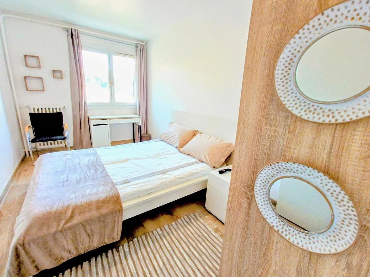 Private In Renovated - Tram 1 Min Walk Séjour chez l'habitant Nice