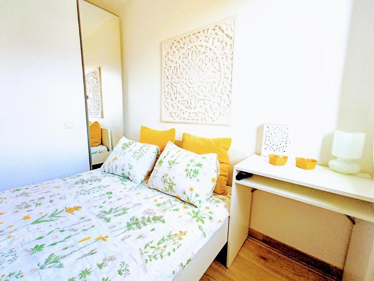 Private In Renovated - Tram 1 Min Walk Séjour chez l'habitant