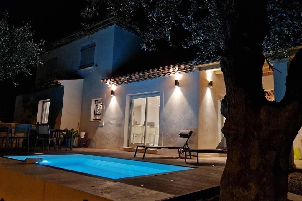 Nice, Magnifique Vue Avec Piscine