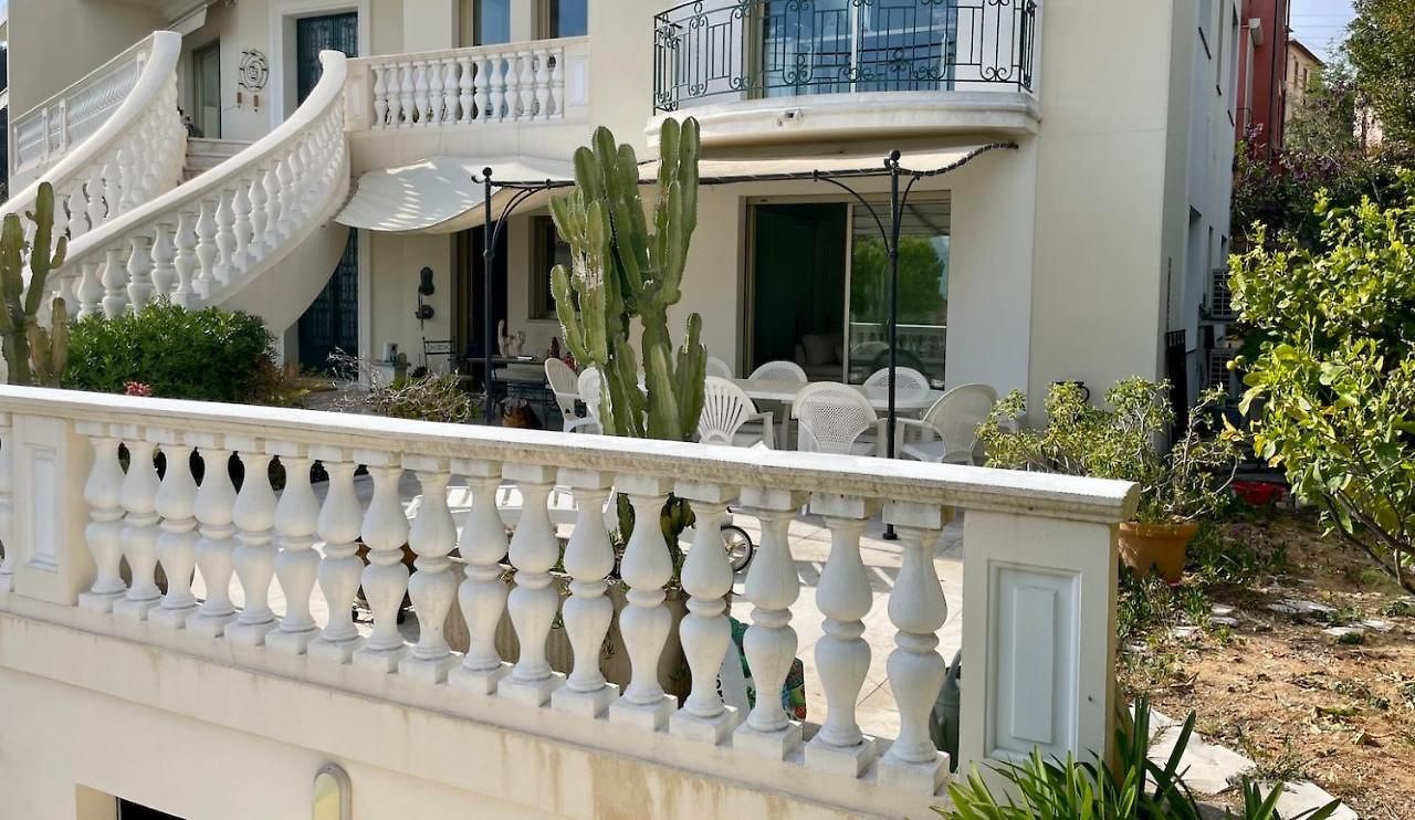 En Rez De Jardin Dans A Nice