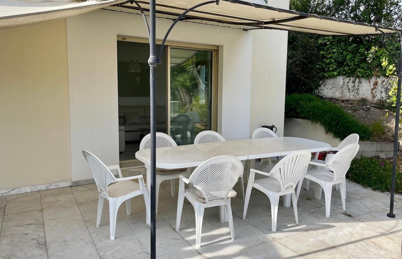 En Rez De Jardin Dans A Apartment Nice