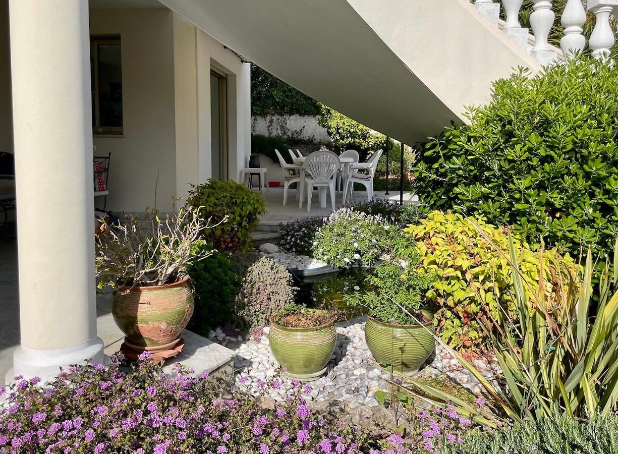 Apartment En Rez De Jardin Dans A *