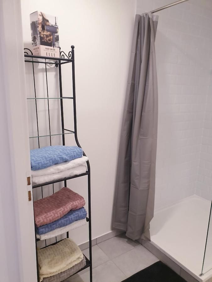 Appartement Renove 2023 Proche Aeroport 5min, Gare Sncf 2 Min, Tramway Au Pied De L'immeuble , Parking Possible, Renovated 2023 Near The Airport 5 Min, Train Station 2 Min, Tram Next To The Building 1 Min, Parking Possible Nice