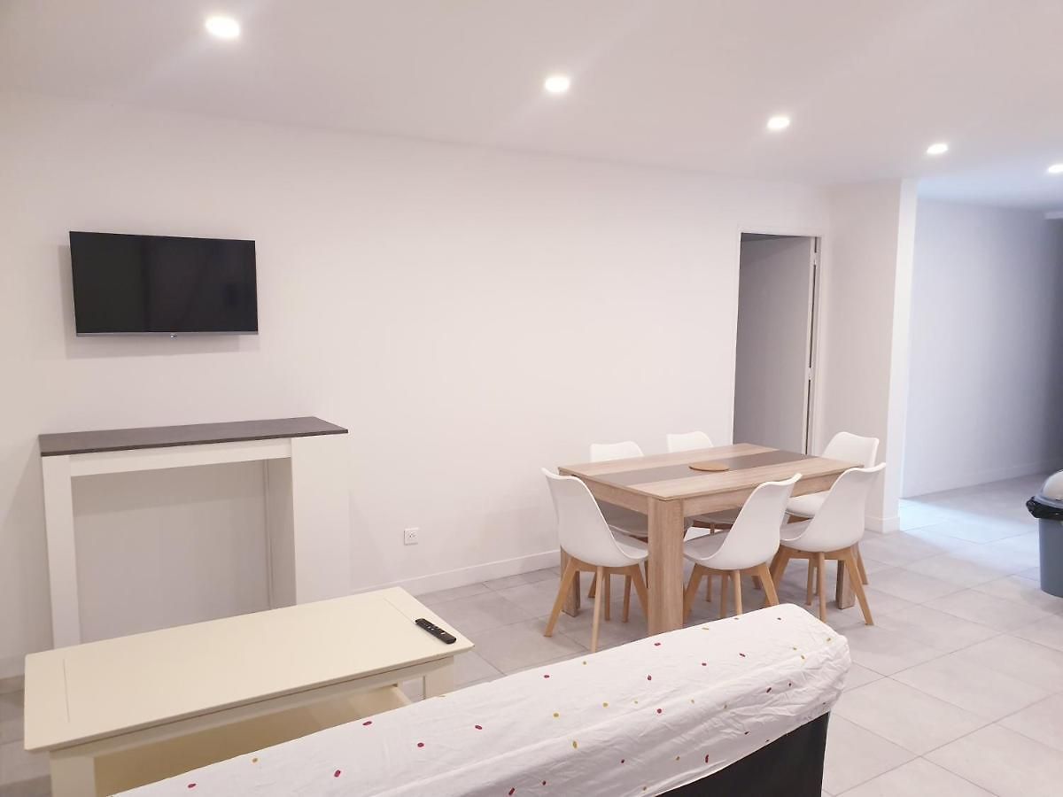Appartement Renove 2023 Proche Aeroport 5min, Gare Sncf 2 Min, Tramway Au Pied De L'immeuble , Parking Possible, Renovated 2023 Near The Airport 5 Min, Train Station 2 Min, Tram Next To The Building 1 Min, Parking Possible *