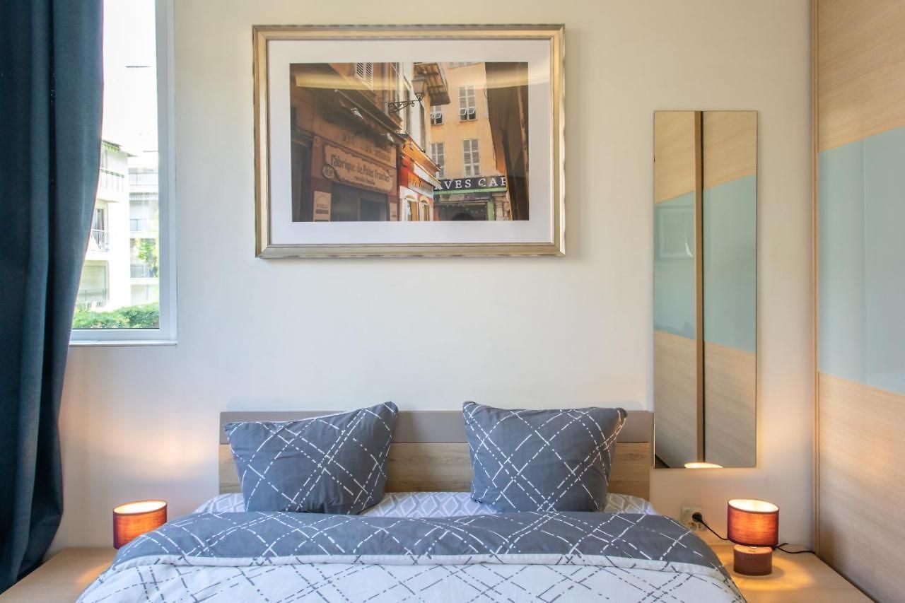 Beautiful , 3 Min Walk , Free Parking, Near Negresco Apartment
