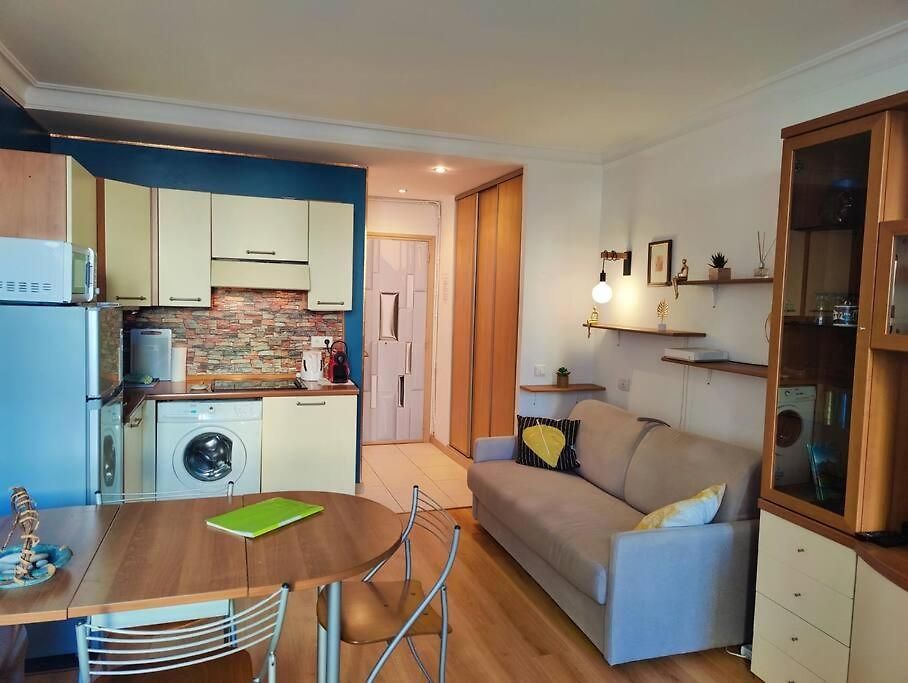Close To Beaches And Shops, Up 6 Pers Appartement *