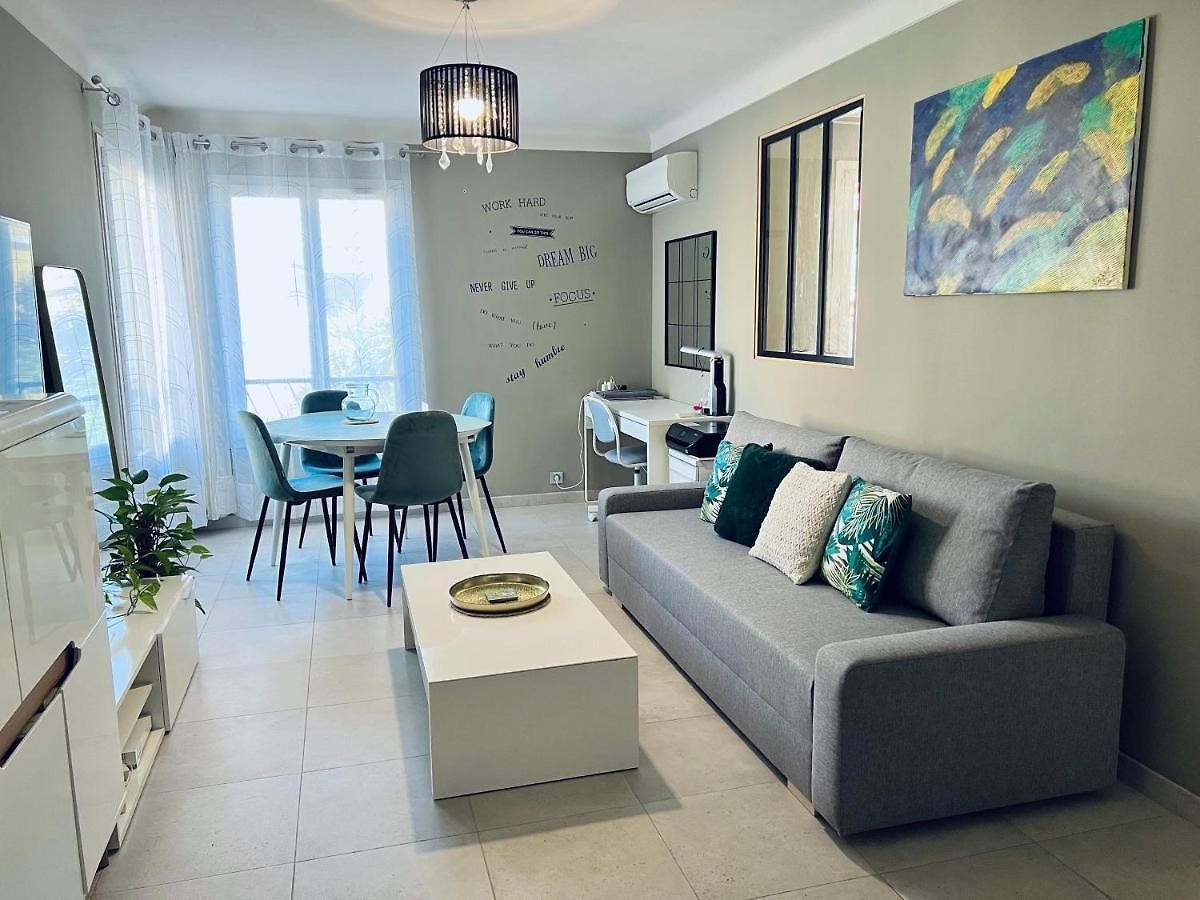 Cozy West Side Balcony Flat: Airport & Proximity