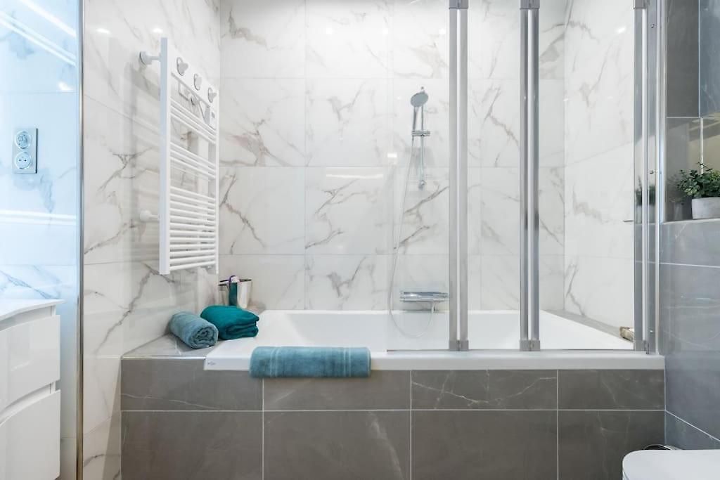 Appartement Large Haussmanian In The Heart Of *