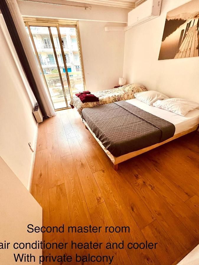 Beachfront And Sea View Entire 2 Crossing With Parking 4 Beds Two Double Bed And 2 Single Bed With 2 Sea View Balconies In Promenade Des Anglais Street 2 Bathroom 3 Wc With 40 Meters From The Beach With Perfect Air Conditioner Cooler Appartement *