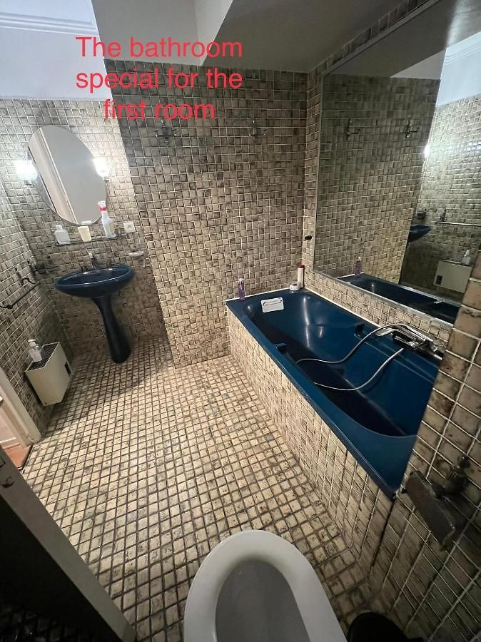 Beachfront And Sea View Entire 2 Crossing With Parking 4 Beds Two Double Bed And 2 Single Bed With 2 Sea View Balconies In Promenade Des Anglais Street 2 Bathroom 3 Wc With 40 Meters From The Beach With Perfect Air Conditioner Cooler Appartement *