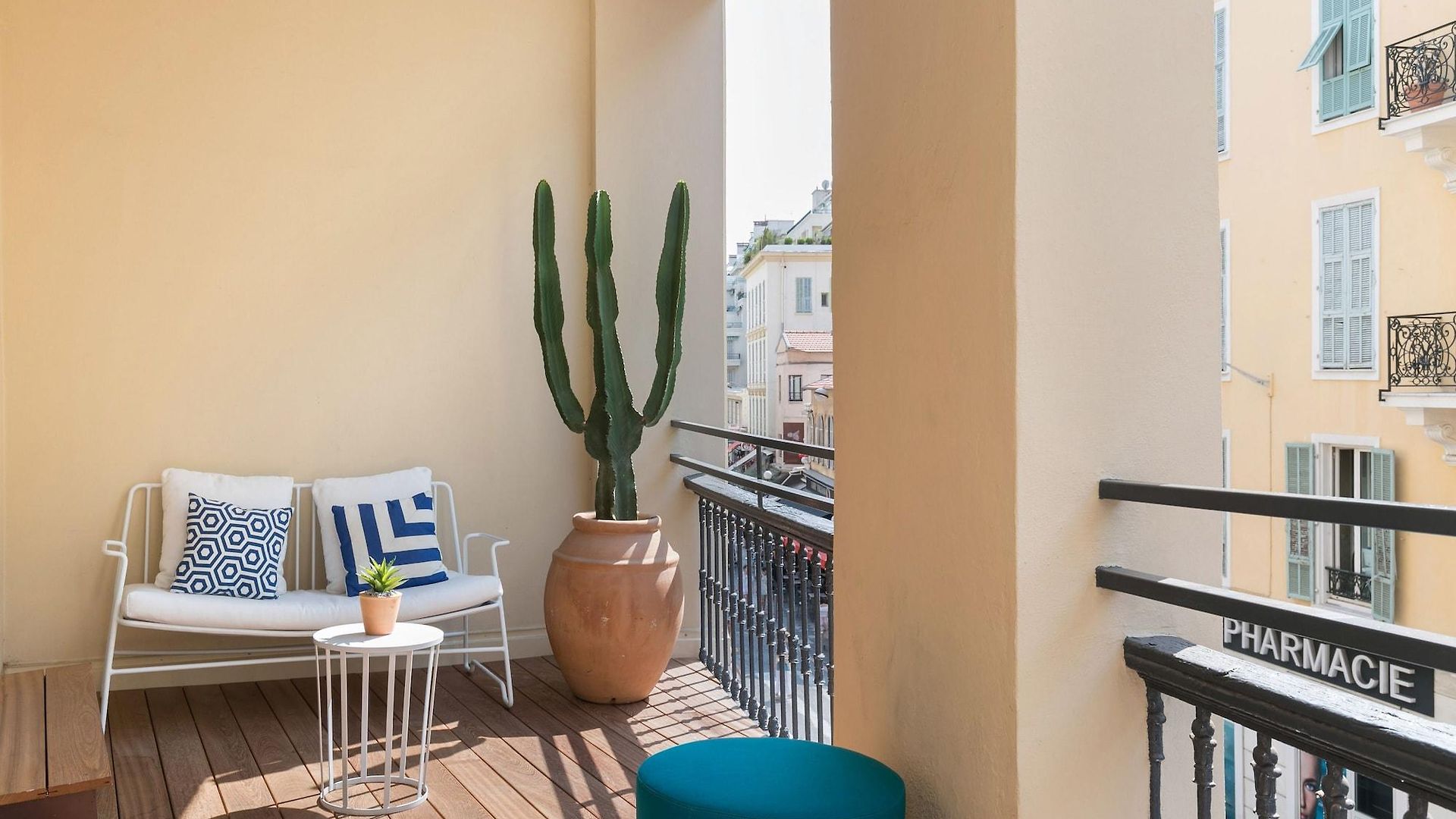 The Deck By Happyculture Hotel
