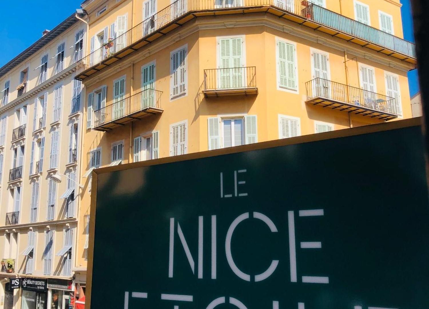 Le Etoile Hotel